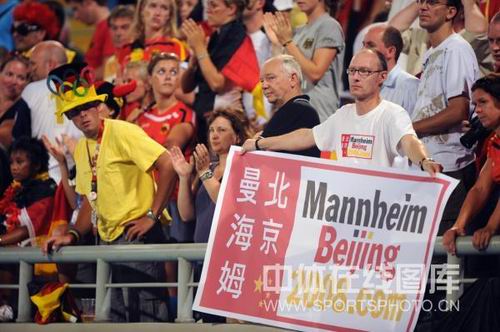  罗马球迷抗议票价，极端横幅惊扰奥林匹克  