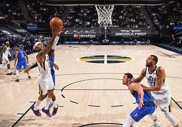 NBA湖人加时争议三分绝杀勇士终结五连胜登顶西部引热议